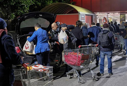 Coronavirus: supermercati presi d'assalto dopo l'estensione della zona rossa all'intero Paese Coronavirus: supermercati presi d'assalto dopo l'estensione della zona rossa all'intero Paese