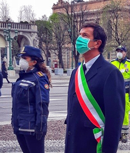 Covid-19 Il sindaco di Bergamo osserva il munito di silenzio davanti al Municipio Covid-19 Il sindaco di Bergamo osserva il munito di silenzio davanti al Municipio