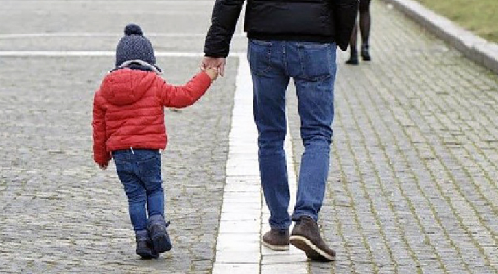 Covid-19. Affermazioni e smentite sull'ok alla passeggiata con il figlio Covid-19. Affermazioni e smentite sull'ok alla passeggiata con il figlio