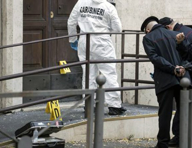 Arrestati 7 anarchici del c.s. Bencivenga occupato. Il portone della caserma di CC di San Giovanni dopo l'attentato del 2017 Arrestati 7 anarchici del c.s. Bencivenga occupato. Il portone della caserma di CC di San Giovanni dopo l'attentato del 2017