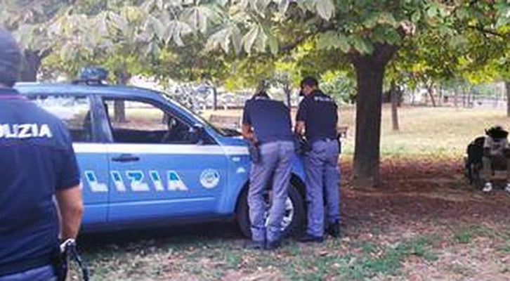 Roma. Un cane impiccato ad un albero del parco dei Lodigiani Roma. Un cane impiccato ad un albero del parco dei Lodigiani