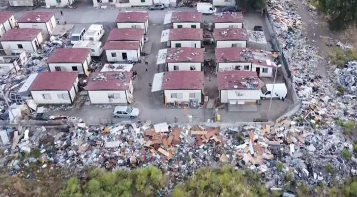 Campo Rom di Castel Romano: degrado, inquinamento ambientale e carcasse d'auto Campo Rom di Castel Romano: degrado, inquinamento ambientale e carcasse d'auto