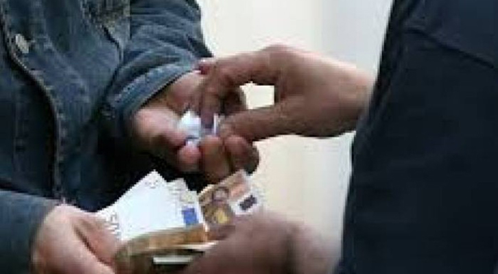 Firenze è ormai ostaggio degli spacciatori africani Firenze è ormai ostaggio degli spacciatori africani