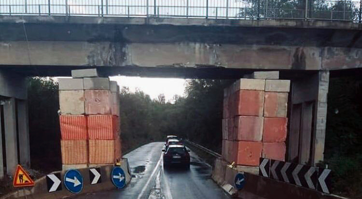 L'insolito rinforzo del ponte sulla Sp. Cervaro Cassino L'insolito rinforzo del ponte sulla Sp. Cervaro Cassino