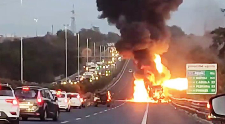 Degrado urbano tra caduta alberi bus a fuoco e spazzatura Degrado urbano tra caduta alberi bus a fuoco e spazzatura