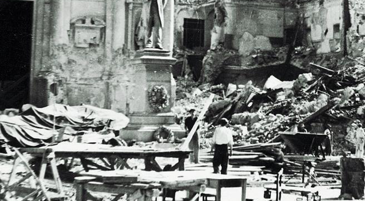 La Strage di Gorla. Un bombardamento Alleato colpisce una scuola elementare uccidendo 184 bambini La Strage di Gorla. Un bombardamento Alleato colpisce una scuola elementare uccidendo 184 bambini