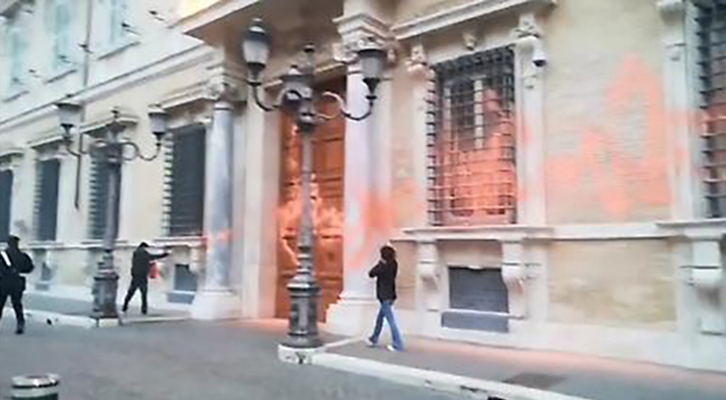 Il palazzo del Senato imbrattato con vernice rossa Il palazzo del Senato imbrattato con vernice rossa