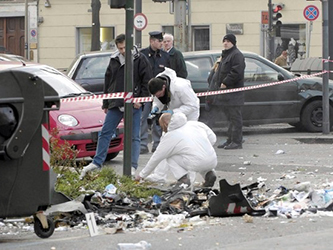 I rilievi della polizia scientifica sul luogo dell'attentato compiuto da Alfredo Cospito alla scuola per carabinieri di Fossano (Cuneo).  I rilievi della polizia scientifica sul luogo dell'attentato compiuto da Alfredo Cospito alla scuola per carabinieri di Fossano (Cuneo).