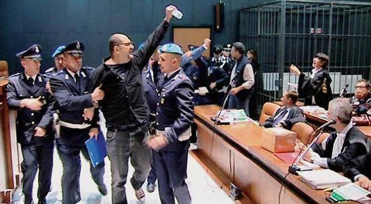 L'anarchico Alfredo Cospito durante un'udienza del processo L'anarchico Alfredo Cospito durante un'udienza del processo