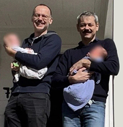 Un coppia omosessuale con due bambini  Un coppia omosessuale con due bambini