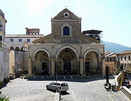 Sessa Aurunca. La cattedrale romanica costruita nel 1113 Sessa Aurunca. La cattedrale romanica costruita nel 1113