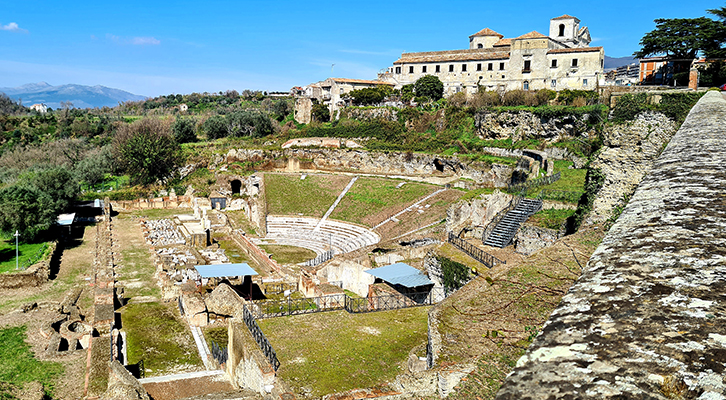 Sessa Aurunca. L'anfiteatro romano Sessa Aurunca. L'anfiteatro romano