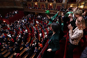 Il Parlamento francese plaude dopo l'approvazione dell'inserimento dell'aborto nella Costituzione Il Parlamento francese plaude dopo l'approvazione dell'inserimento dell'aborto nella Costituzione