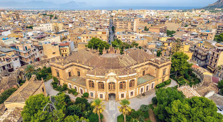 Bagheria. In primo piano il retro di Villa Palagonia Bagheria. In primo piano il retro di Villa Palagonia