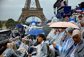 Olimpiadi di Parigi 2024. Oltre al pubblico Macron (al coperto) ha lasciato esposti alla pioggia il presidente Mattarella e le altre autorità intervenute alla cerimonia di apertura Olimpiadi di Parigi 2024. Oltre al pubblico Macron (al coperto) ha lasciato esposti alla pioggia il presidente Mattarella e le altre autorità intervenute alla cerimonia di apertura