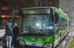 Autobus vandalizzato durante gli scontri nel quartiere Corvetto a Milano  Autobus vandalizzato durante gli scontri nel quartiere Corvetto a Milano