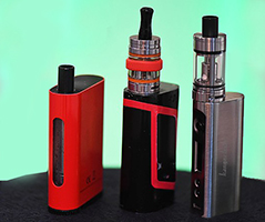 La difesa delle aziende produttrici si concentra nei presunti benefici delle sigarette elettroniche, che andrebbero considerate uno strumento di dissuasione e di progressiva liberazione dalla dipendenza dalla nicotina La difesa delle aziende produttrici si concentra nei presunti benefici delle sigarette elettroniche, che andrebbero considerate uno strumento di dissuasione e di progressiva liberazione dalla dipendenza dalla nicotina