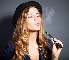 La Food and Drug Administration (Fda) sostiene infatti che la grande diffusione della sigaretta elettronica, specialmente tra i giovanissimi comporta più danni che benefici. La Food and Drug Administration (Fda) sostiene infatti che la grande diffusione della sigaretta elettronica, specialmente tra i giovanissimi comporta più danni che benefici.