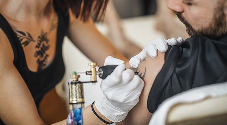 Secondo le risultanze di uno studio scientifico condotto su coppie di gemelli, l’inchiostro usato per i tatuaggi fa aumentare il rischio di sviluppare tumori, in particolare quelli cutanei e dei linfonodi. Secondo le risultanze di uno studio scientifico condotto su coppie di gemelli, l’inchiostro usato per i tatuaggi fa aumentare il rischio di sviluppare tumori, in particolare quelli cutanei e dei linfonodi.