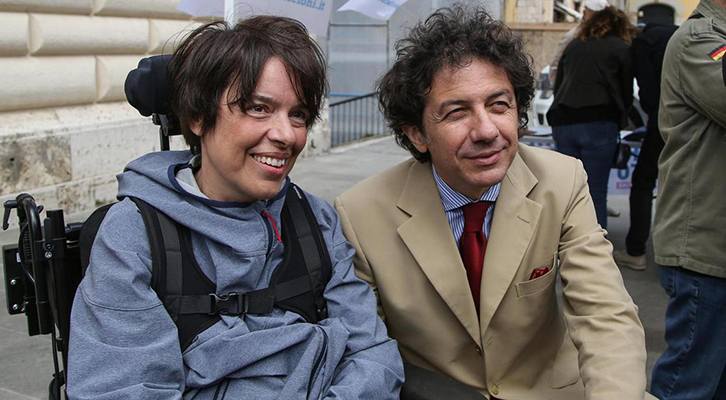 Laura Santi con Marco Cappato, paladino del suicidio assistito Laura Santi con Marco Cappato, paladino del suicidio assistito
