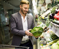 Carrello della spesa. Le famiglie in difficoltà per la crescita dei prodotti alimentari hanno modificato le loro abitudini alimentari Carrello della spesa. Le famiglie in difficoltà per la crescita dei prodotti alimentari hanno modificato le loro abitudini alimentari