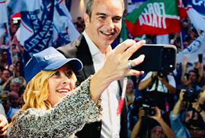 Sul palco insieme a Tajani e Salvini per il comizio di chiusura della campagna elettorale per le Elezioni Regionali in Calabria, Giorgia Meloni scatta un selfie con Roberto Occhiuto Sul palco insieme a Tajani e Salvini per il comizio di chiusura della campagna elettorale per le Elezioni Regionali in Calabria, Giorgia Meloni scatta un selfie con Roberto Occhiuto