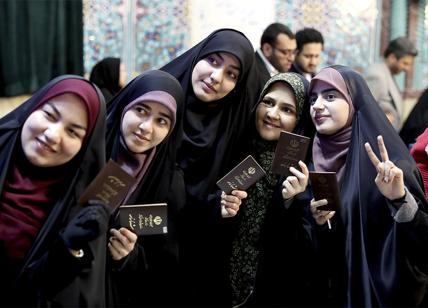 Iran: donne in fila al seggio per le elezioni politiche del 26.2.2020