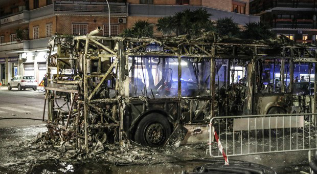 Flambus Atac e Tpl. Il bus completamente bruciato in largo La Loggia il 25 febbraio 2020