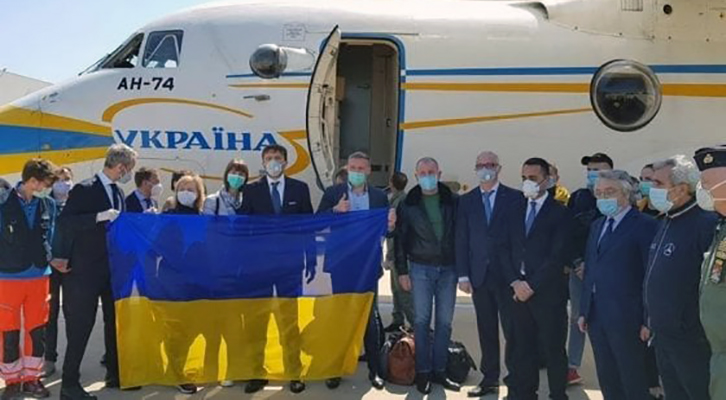 Italia-Ucraina uniti nella lotta al Covid-19. Nella foto personale sanitario ucraina atterrato a Pratica di Mare
