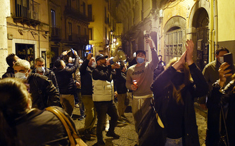 Dopo il Dpcm Conte. Proteste sotto casa di De Luca a Salerno