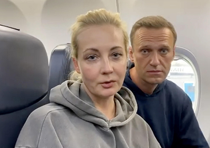 Alexiei Navalny e la moglie nell'aereo che li ha riportati a Mosca