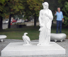 La statua di Dante Alighieri in un parco nel centro di Kiev