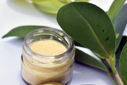Una crema solare naturale, con cera di api e olio di cocco