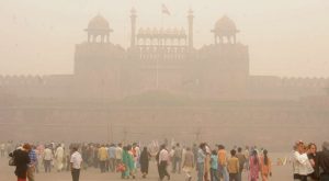 Nuova Deli una città di milioni di persone invasa dallo smog