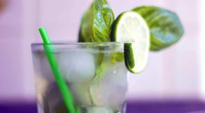 Il cocktail Goblin, a base di gin, basilico e lime
