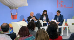 Mario Vargas Llosa con Tony Raful a Più Libri Più Liberi