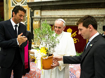 Lionel Messi e Gigi Buffon in visita da Papa Francisco in Vaticano
