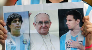 Papa Francisco e lo scambio di magliette con Lionel Messi