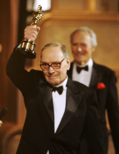 Ennio Morricone alza l'Oscar alla carriera ricevuto nel 2007