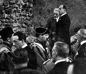 Giacomo Boni illustra a Benito Mussolini le sue scoperte sul Foro Romano