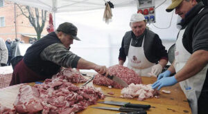 A Valfabbrica in scena la concia del maiale in piazza