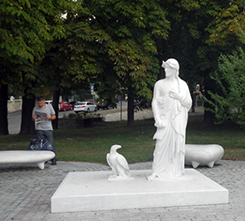 La statua di Dante in uno dei parchi nel centro di Kiev