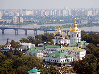 Kiev. Il monastero ortodosso del Lavra con sullo sfondo il fiume Dnipro