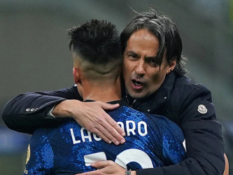 L'allenatore dell'Inter Simone Inzaghi con Lautaro Martinez