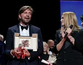 Il regista svedese Ruben Östlund la Palma d'Oro per il Miglior film a Cannes 2022