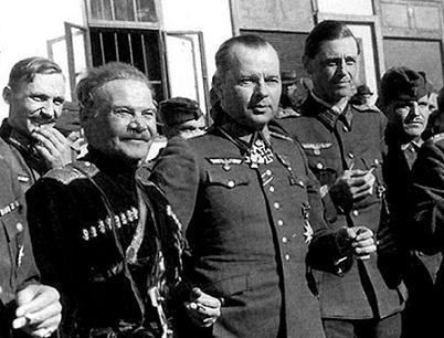 L'atamano Pjotr Krasnov con accanto il generale tedesco Helmuth von Pannwitz