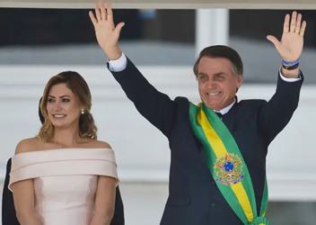 Jair Bolsonaro con la moglie Michelle nel giorno dell'insediamento come 38° presidente del Brasile 