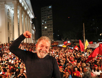 Lula rilasciato dal carcere di Curitiba nel marzo 2021 è acclamato dai suoi sostenitori
