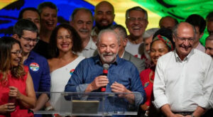 Lula da Silva è presidente del Brasile. Festeggiano con lui la 3a moglie Rosangela Silva e il vice Geraldo Alckmin