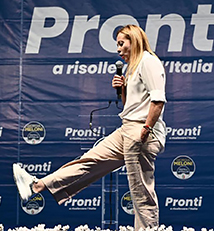 Giorgia Meloni con le sneakers durante un comizio in campagna elettorale